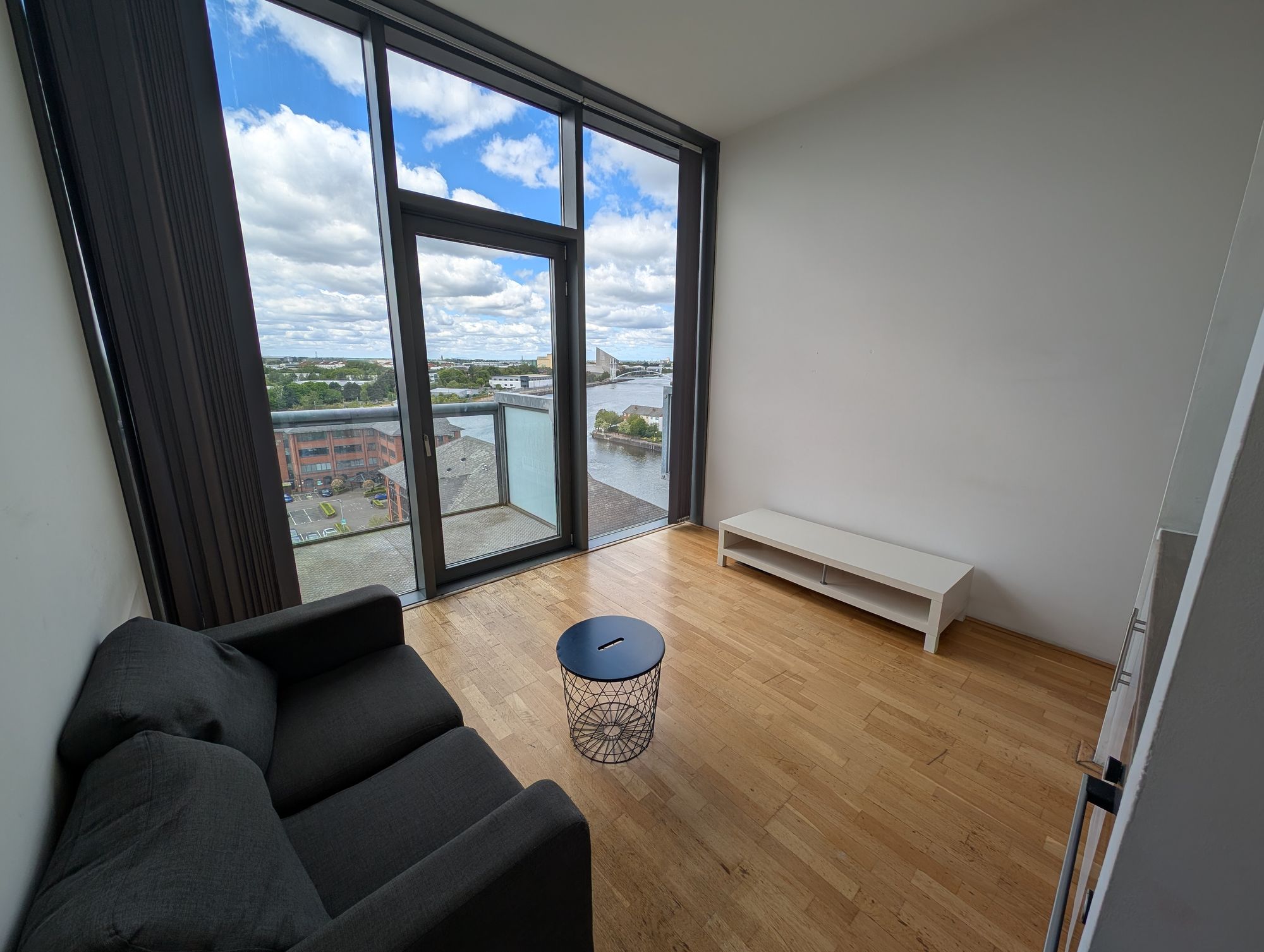 Clippers Quay, Abito, M50