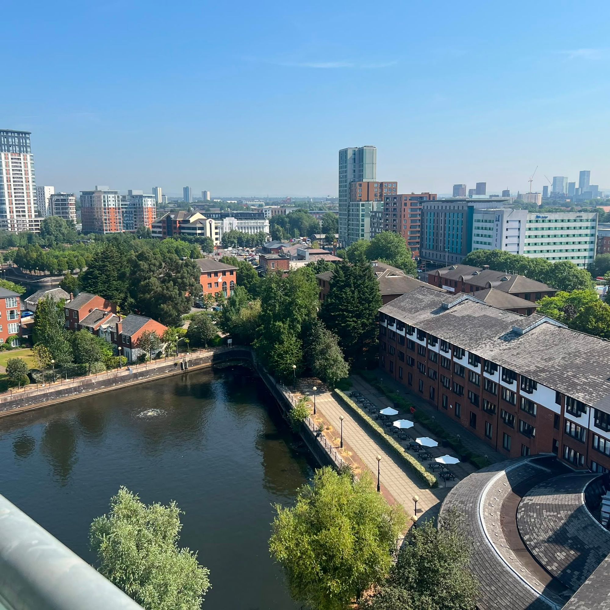 Clippers Quay, Abito, M50