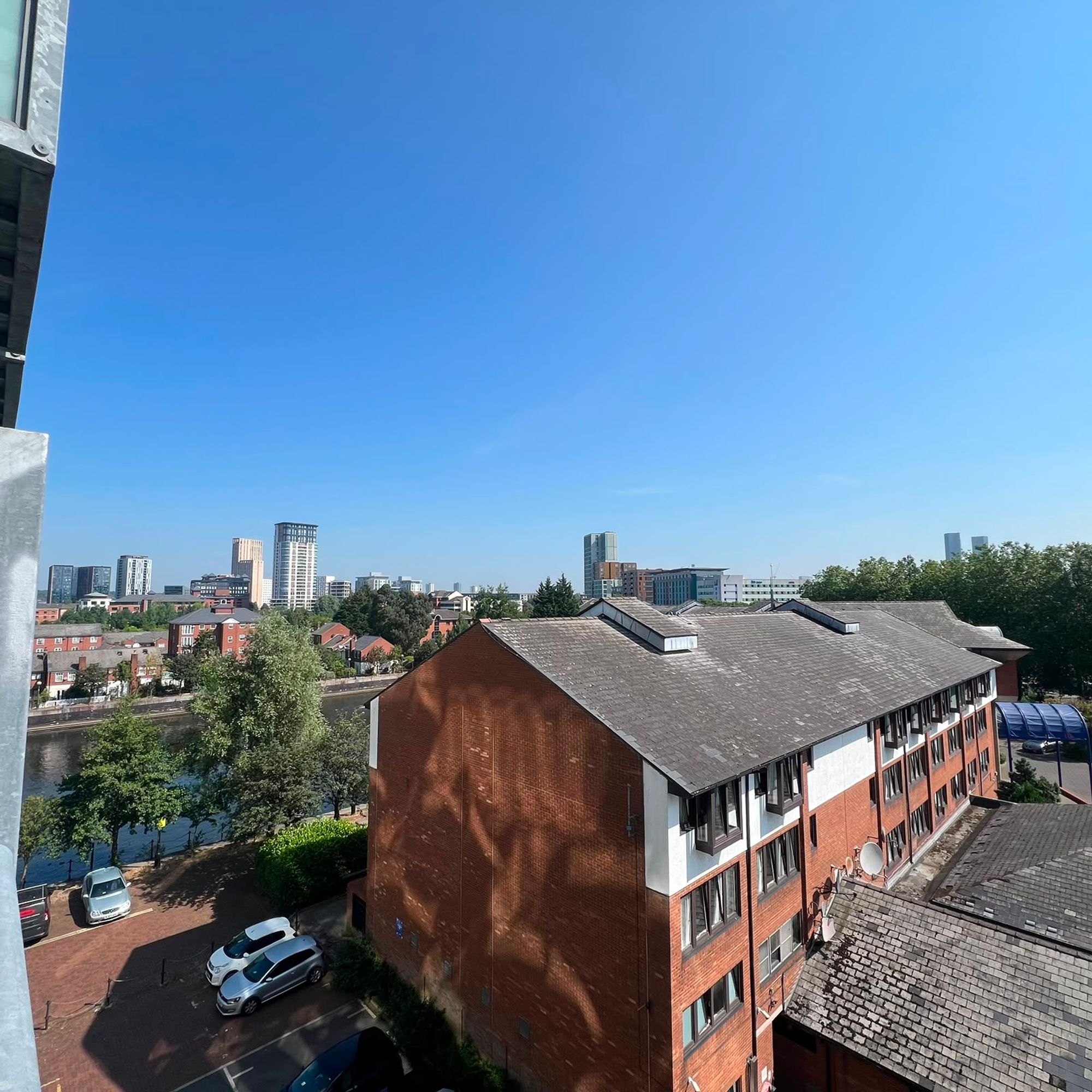 Clippers Quay, Abito, M50