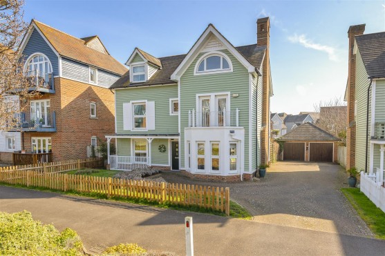 The Lakes, Larkfield