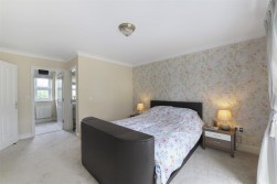 The Lakes, Larkfield