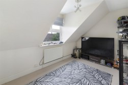 The Lakes, Larkfield