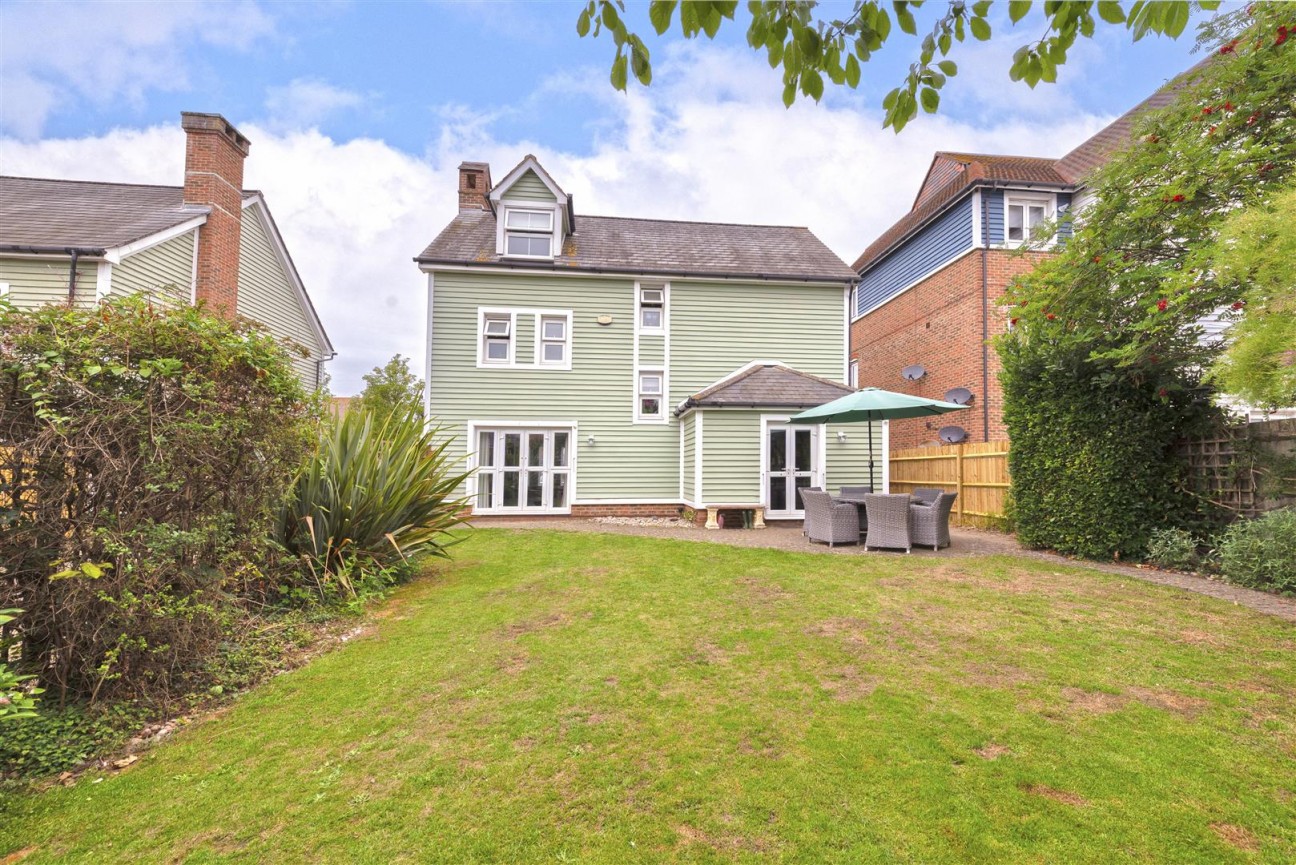 The Lakes, Larkfield