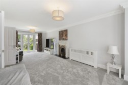 The Lakes, Larkfield