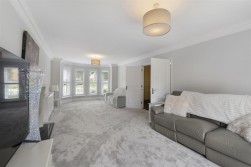 The Lakes, Larkfield