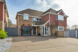 Avondale Court, Weavering