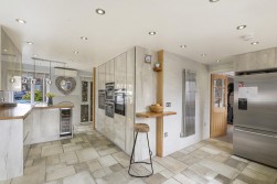 Avondale Court, Weavering