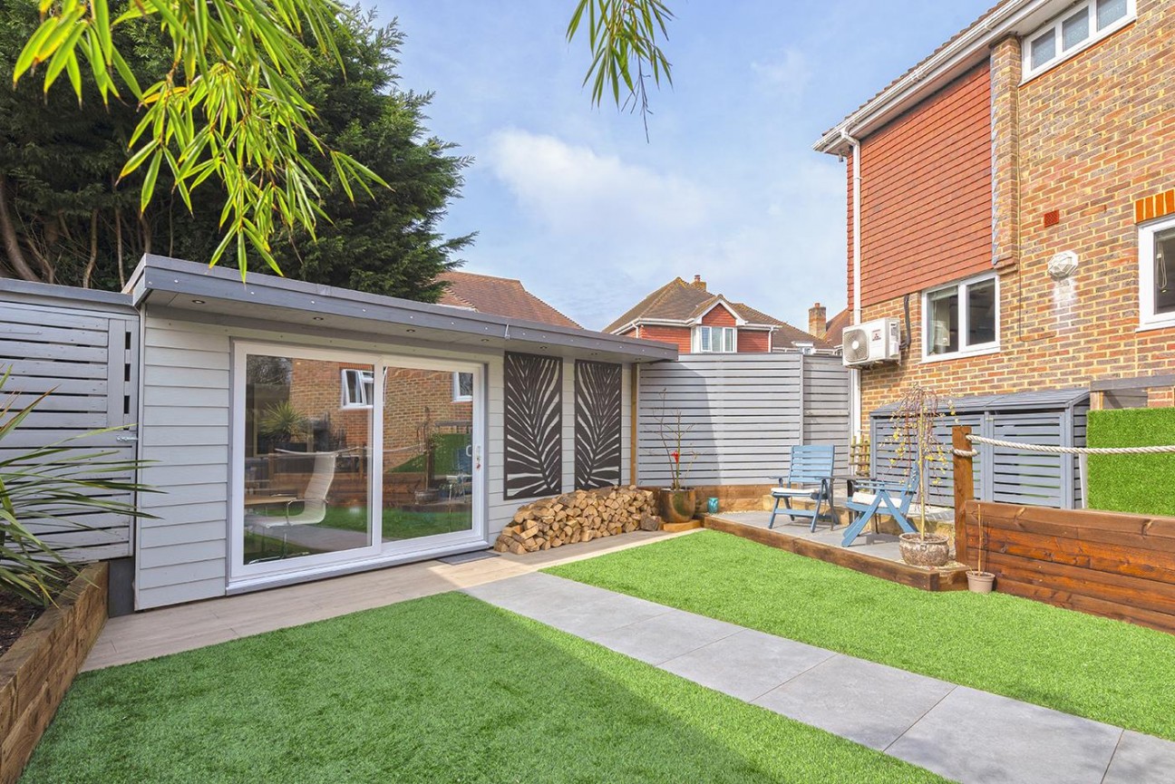 Avondale Court, Weavering