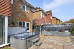 Avondale Court, Weavering