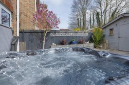 Avondale Court, Weavering