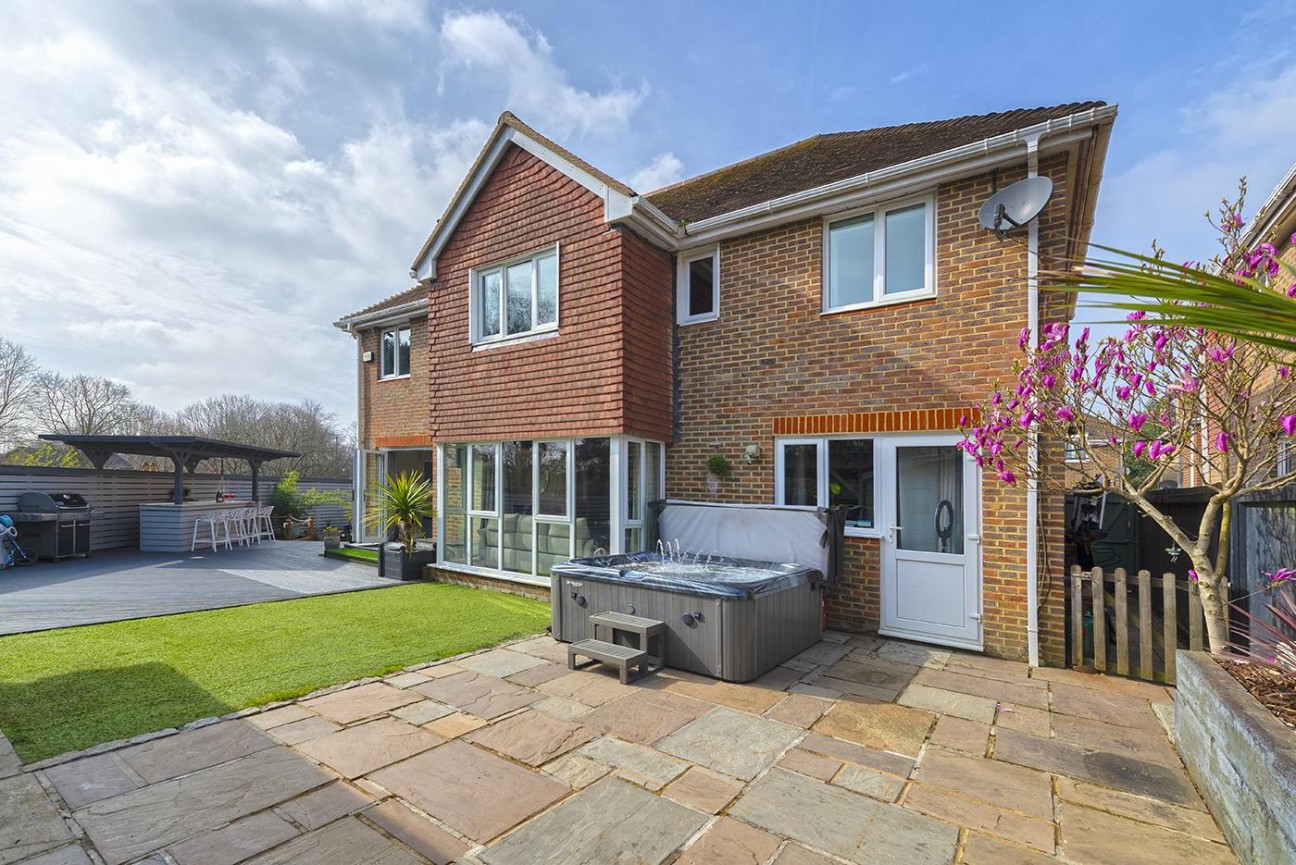 Avondale Court, Weavering