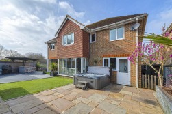 Avondale Court, Weavering