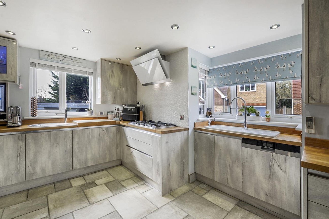 Avondale Court, Weavering