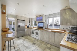 Avondale Court, Weavering