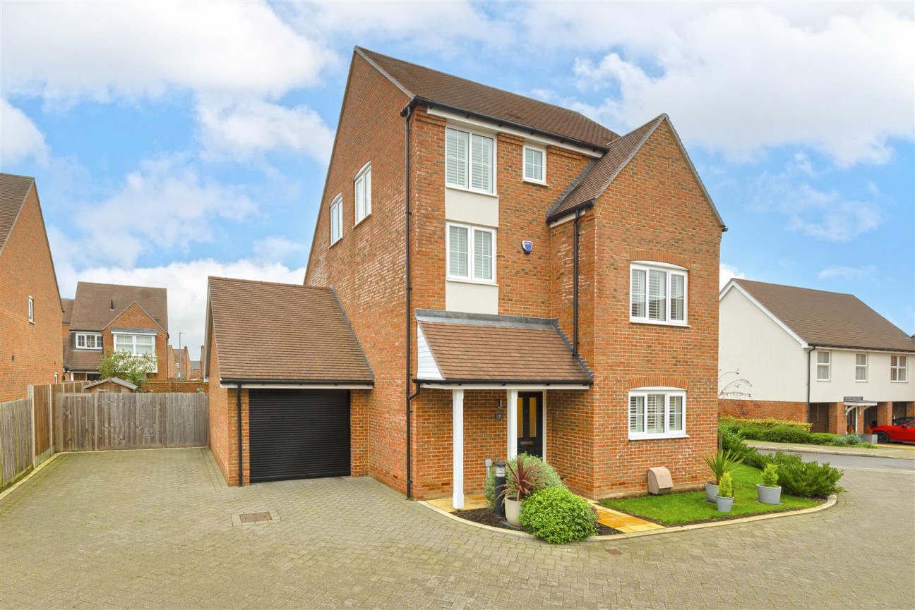 Royal Crescent, Kings Hill, West Malling