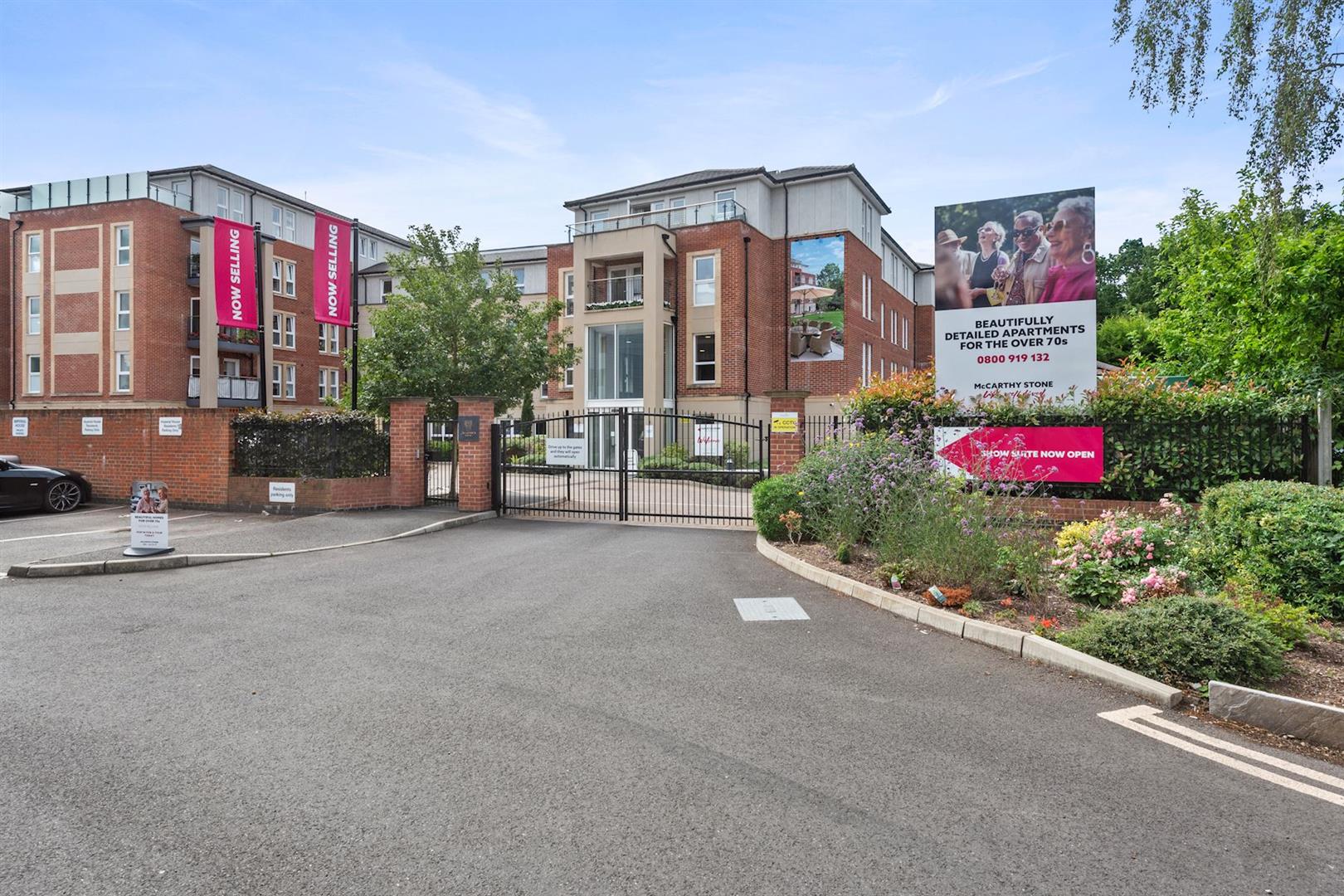 Station Parade, Virginia Water