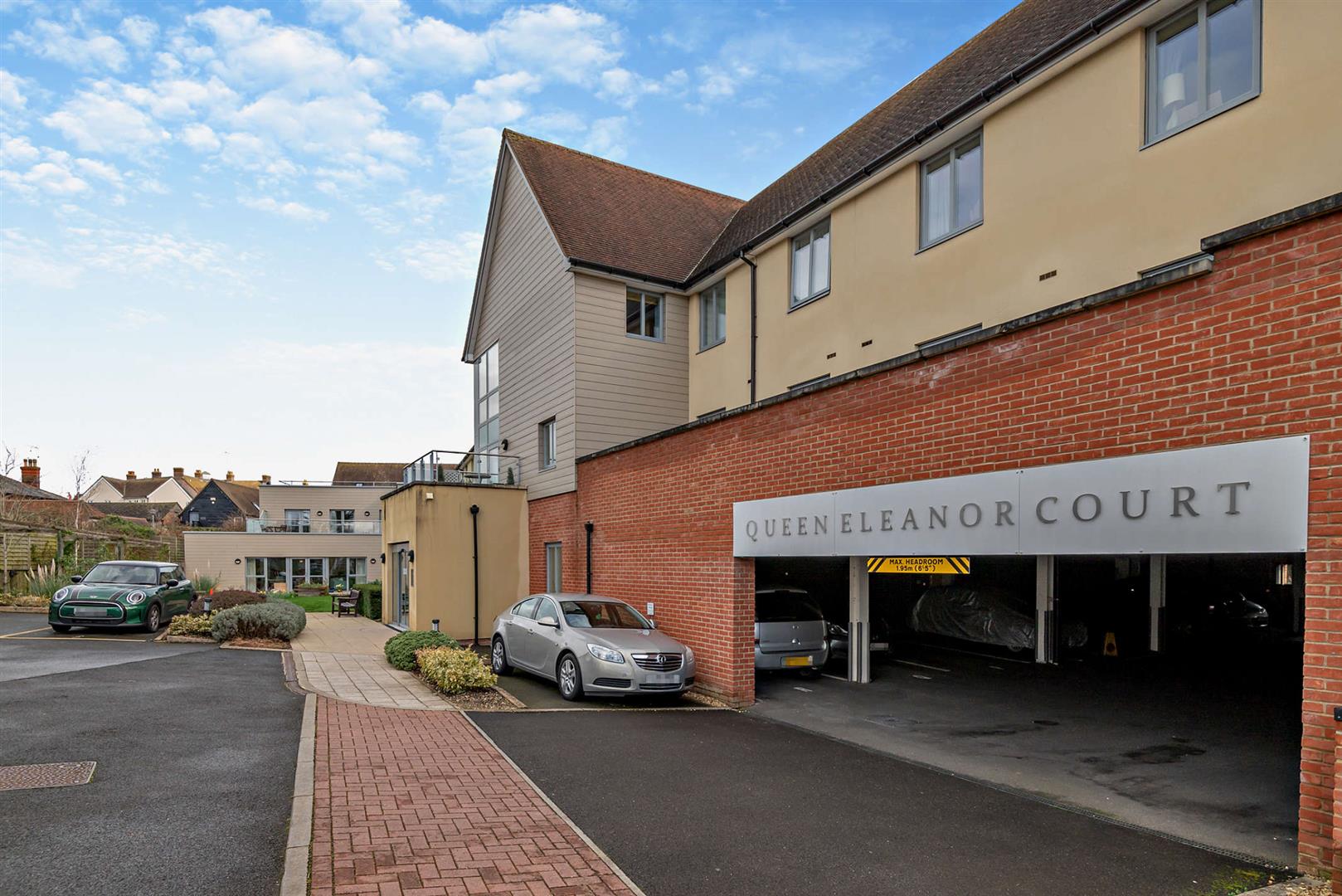 8 Queen Eleanor Court, Salisbury Street, Amesbury, SP4 7FU
