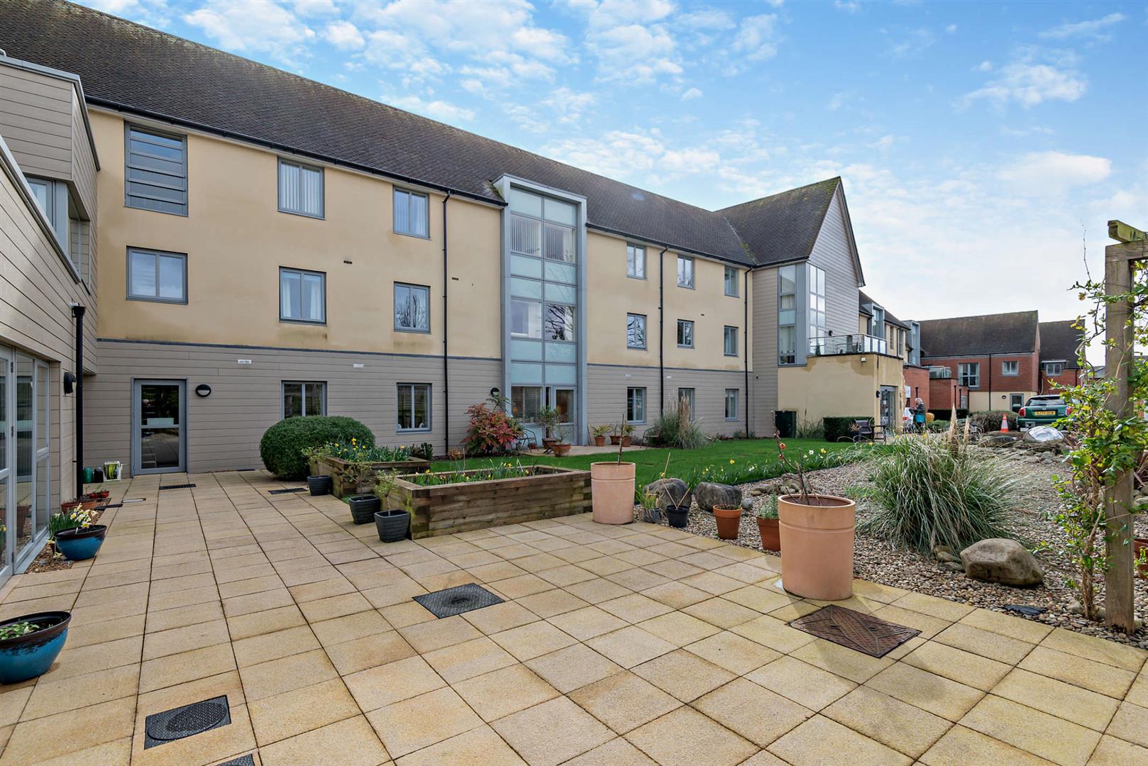 8 Queen Eleanor Court, Salisbury Street, Amesbury, SP4 7FU