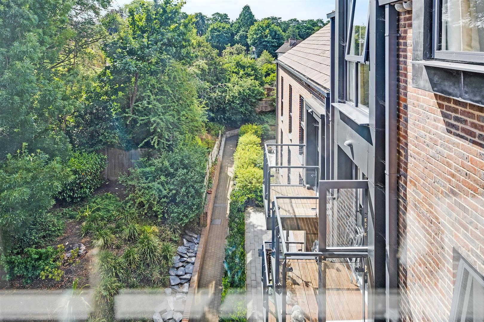 London Road, Guildford, Surrey, GU1 1FF