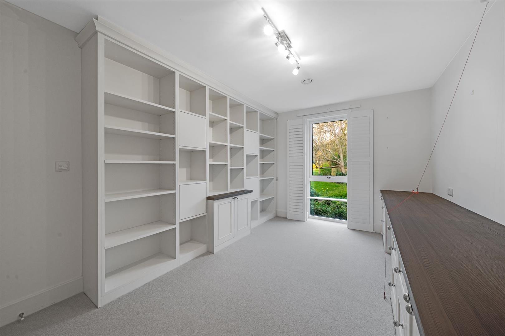 London Road, Guildford, GU1 1FF