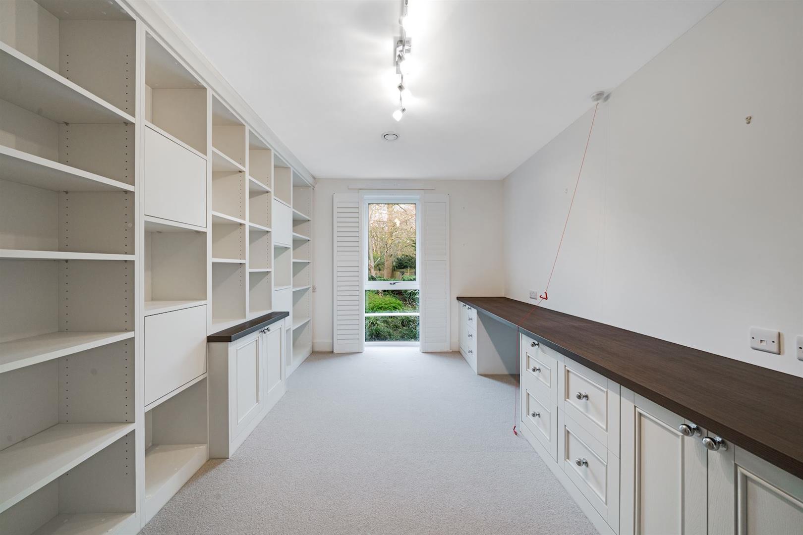 London Road, Guildford, GU1 1FF