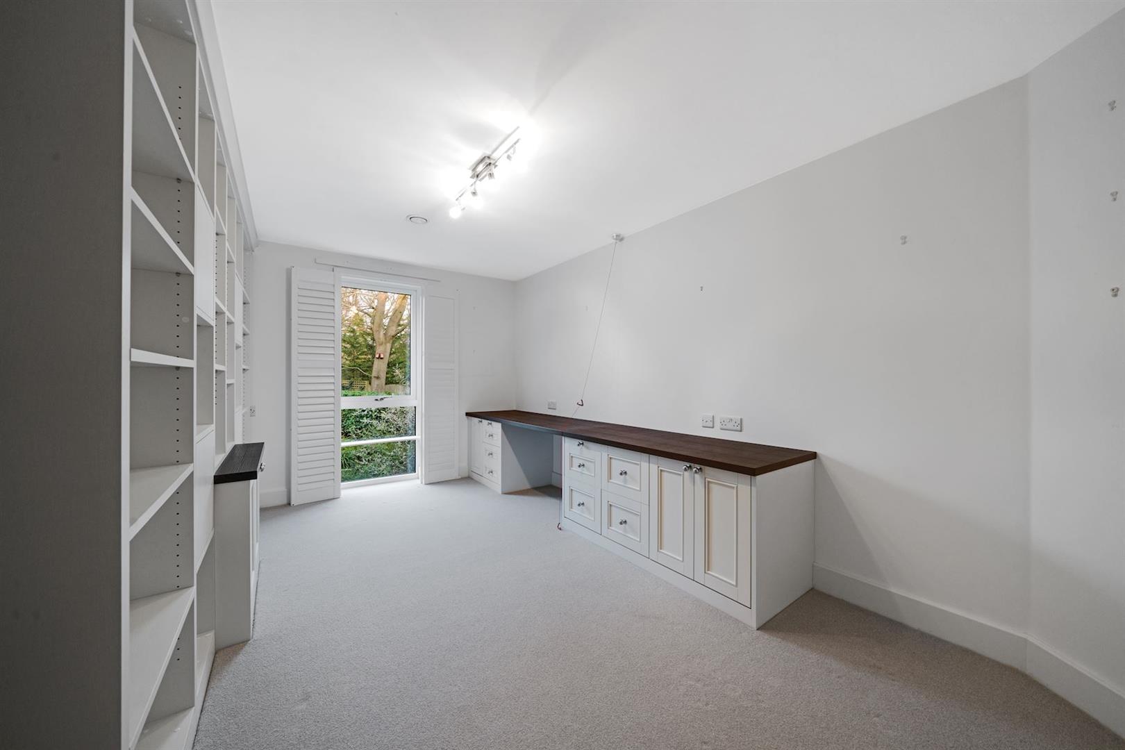 London Road, Guildford, GU1 1FF