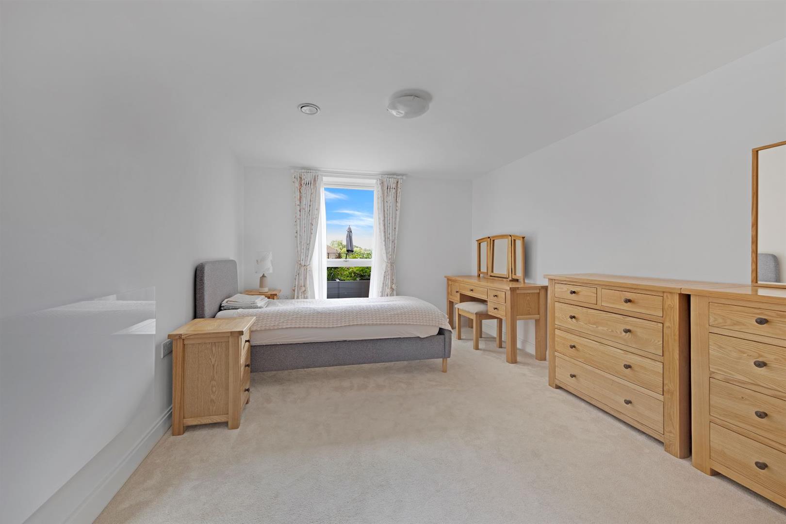 High Street, Cobham, KT11 3EB