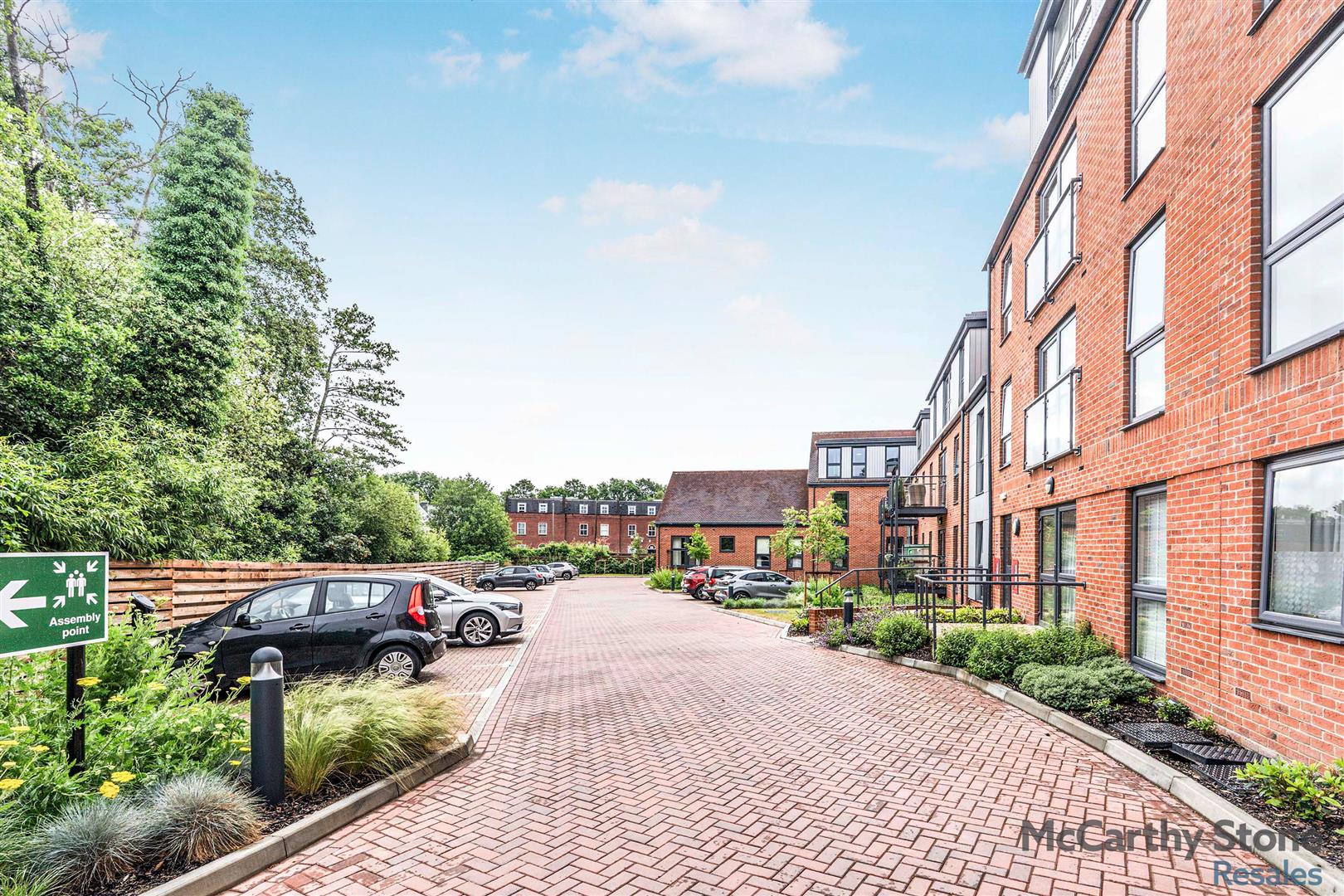 London Road, Bagshot, GU19 5HL