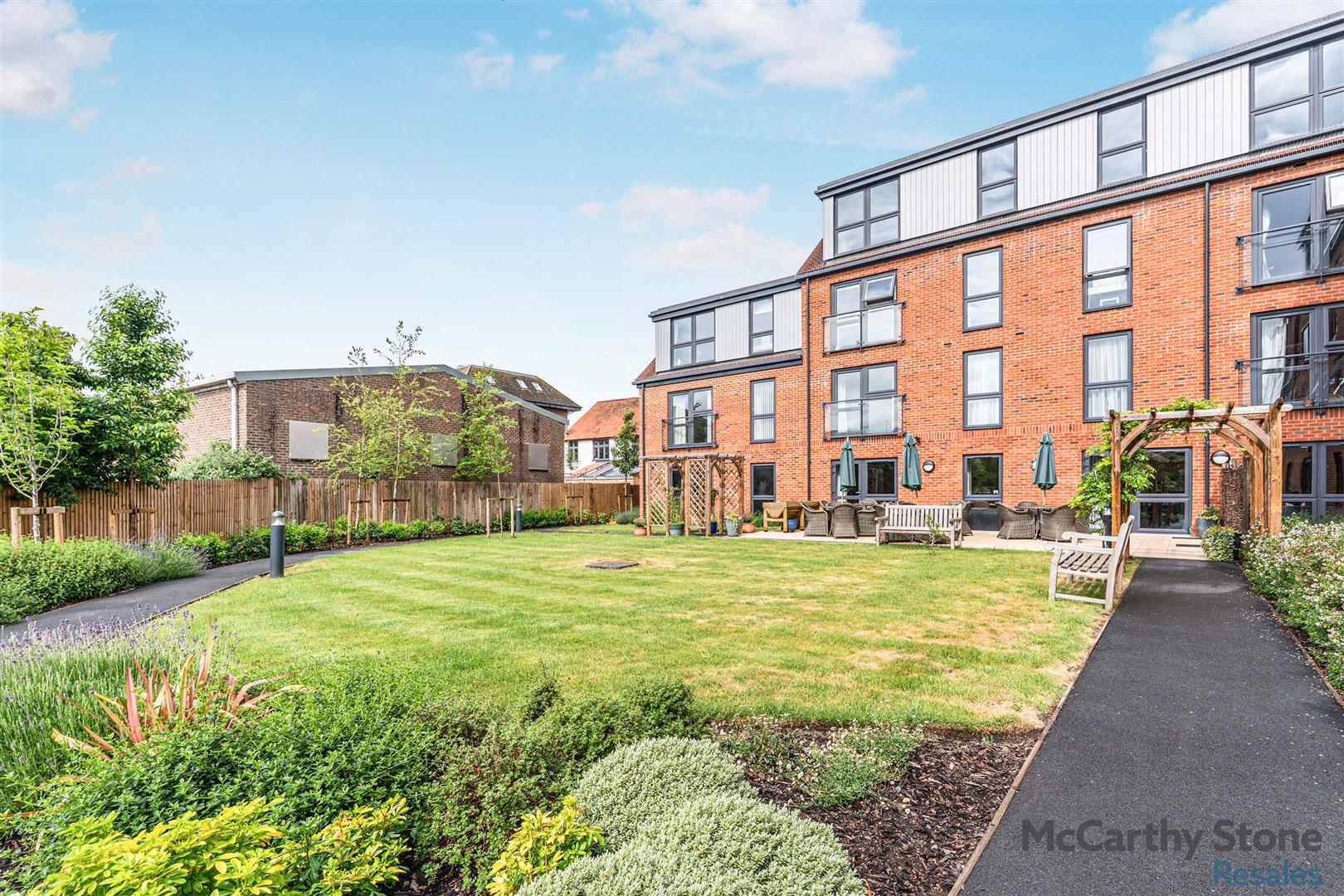 London Road, Bagshot, GU19 5HL