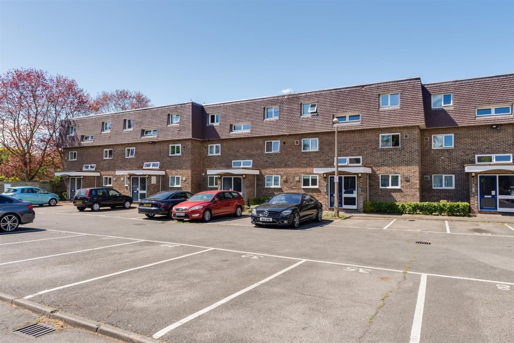 Bays Farm Court, Bath Road, Longford