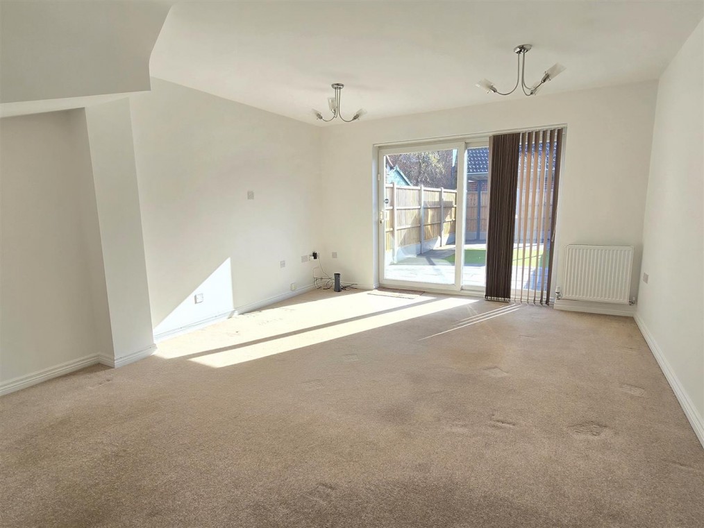 Eden Close, Hilton