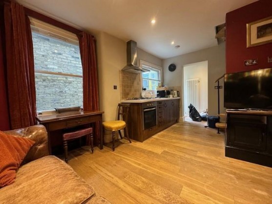 Webb's Road, Battersea, Between The Commons