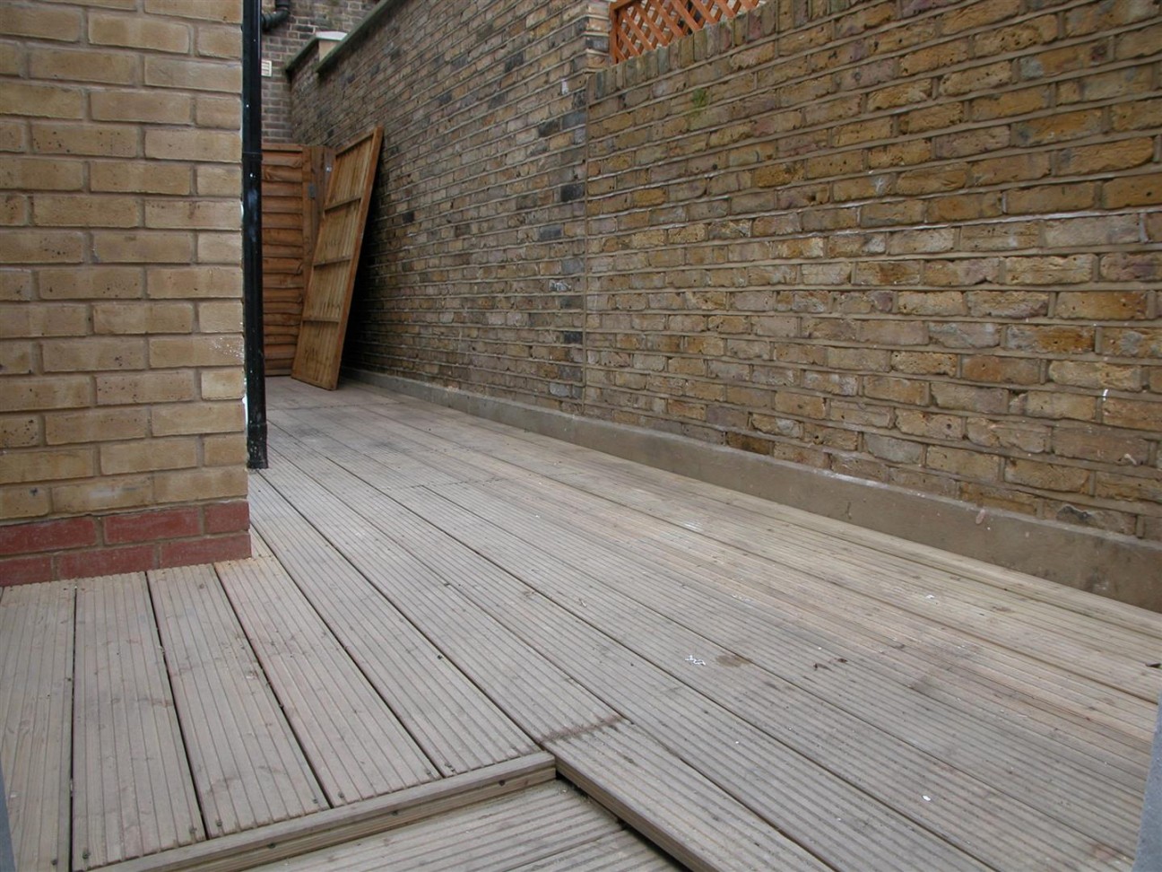 Webb's Road, Battersea, Between The Commons