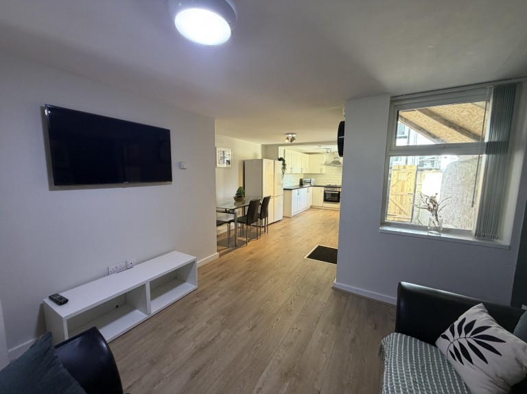 8SQ, Room 1