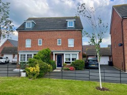 Topiary Road, St James' Gate, Weddington, Nuneaton, CV10 0FT