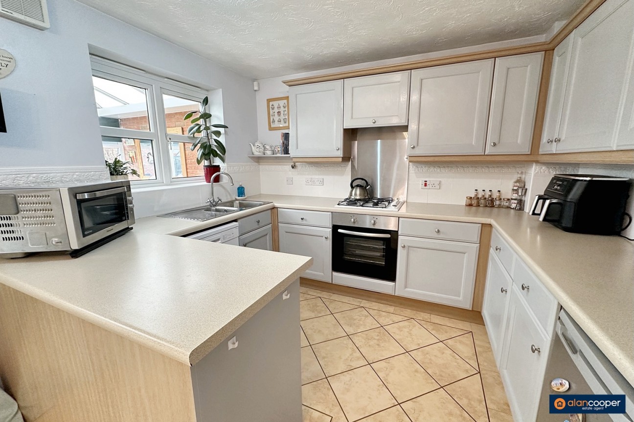 Upton Drive, Maple Park, Nuneaton, CV11 4GF