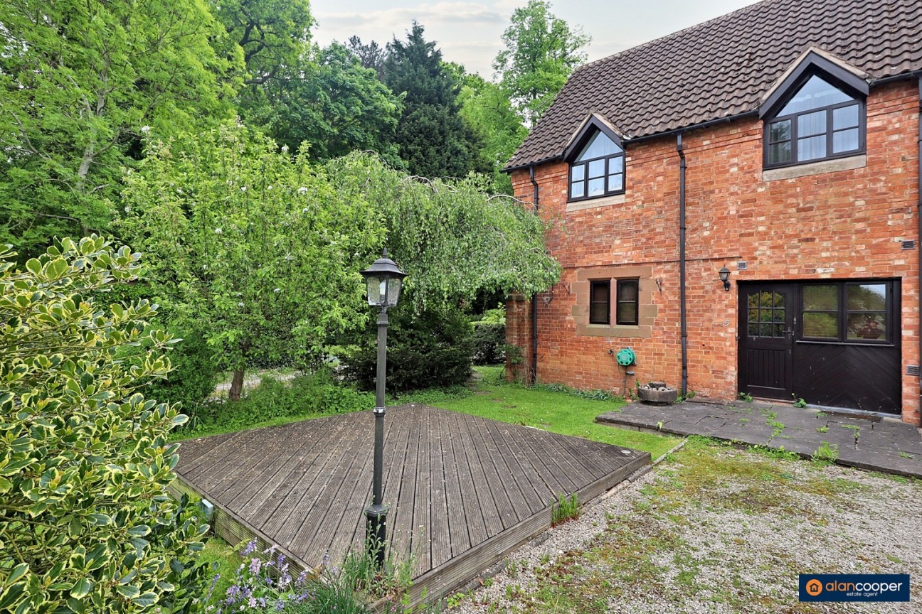 Weston Hall Stables, Mill Lane, Bulkington, CV12 9RU