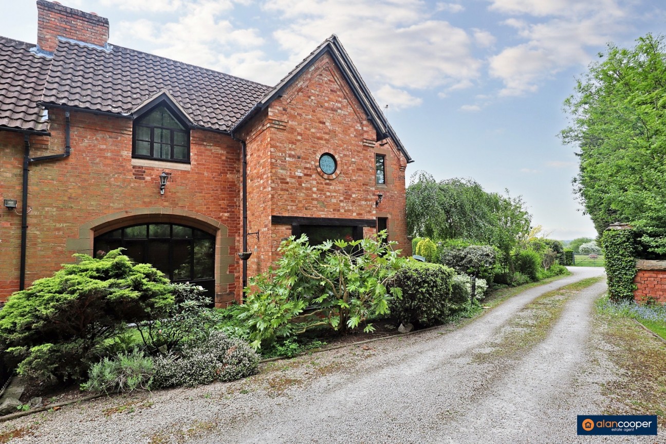 Weston Hall Stables, Mill Lane, Bulkington, CV12 9RU