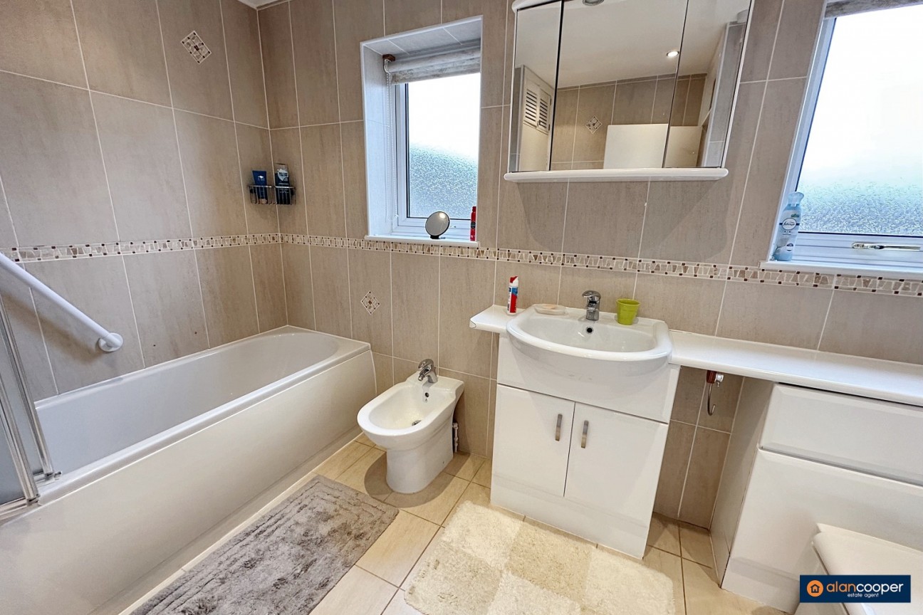 Henley Close, St Nicolas Park, Nuneaton, CV11 6HF