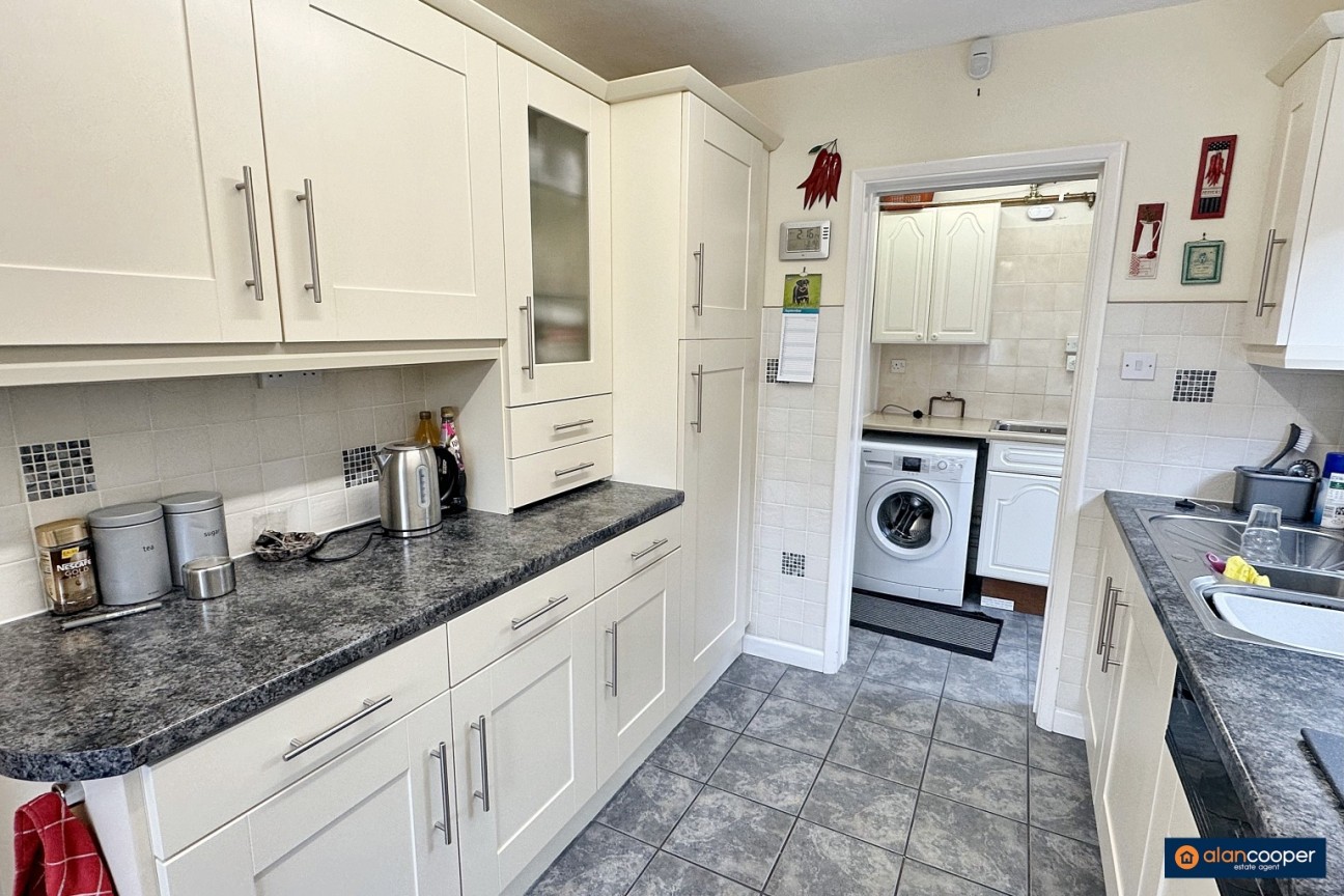 Henley Close, St Nicolas Park, Nuneaton, CV11 6HF