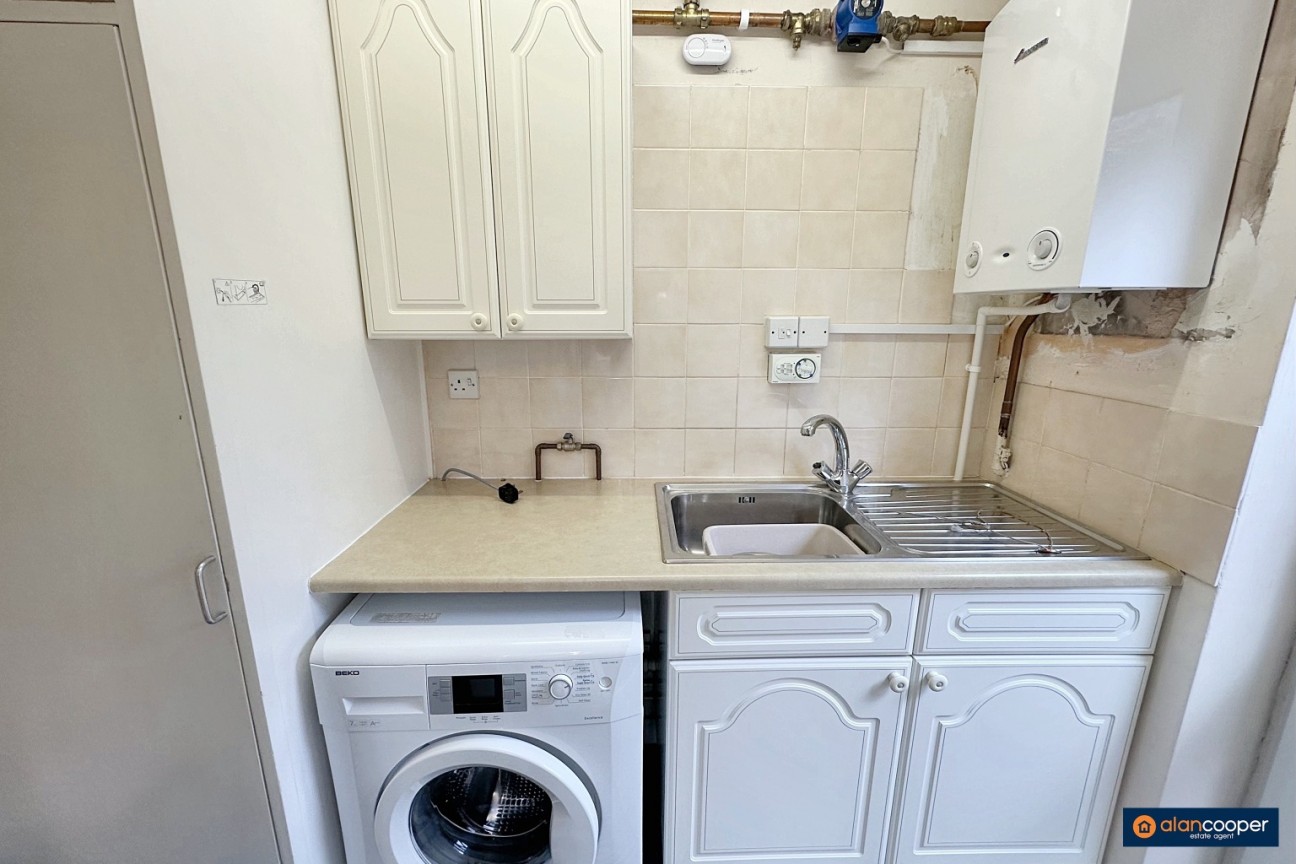 Henley Close, St Nicolas Park, Nuneaton, CV11 6HF