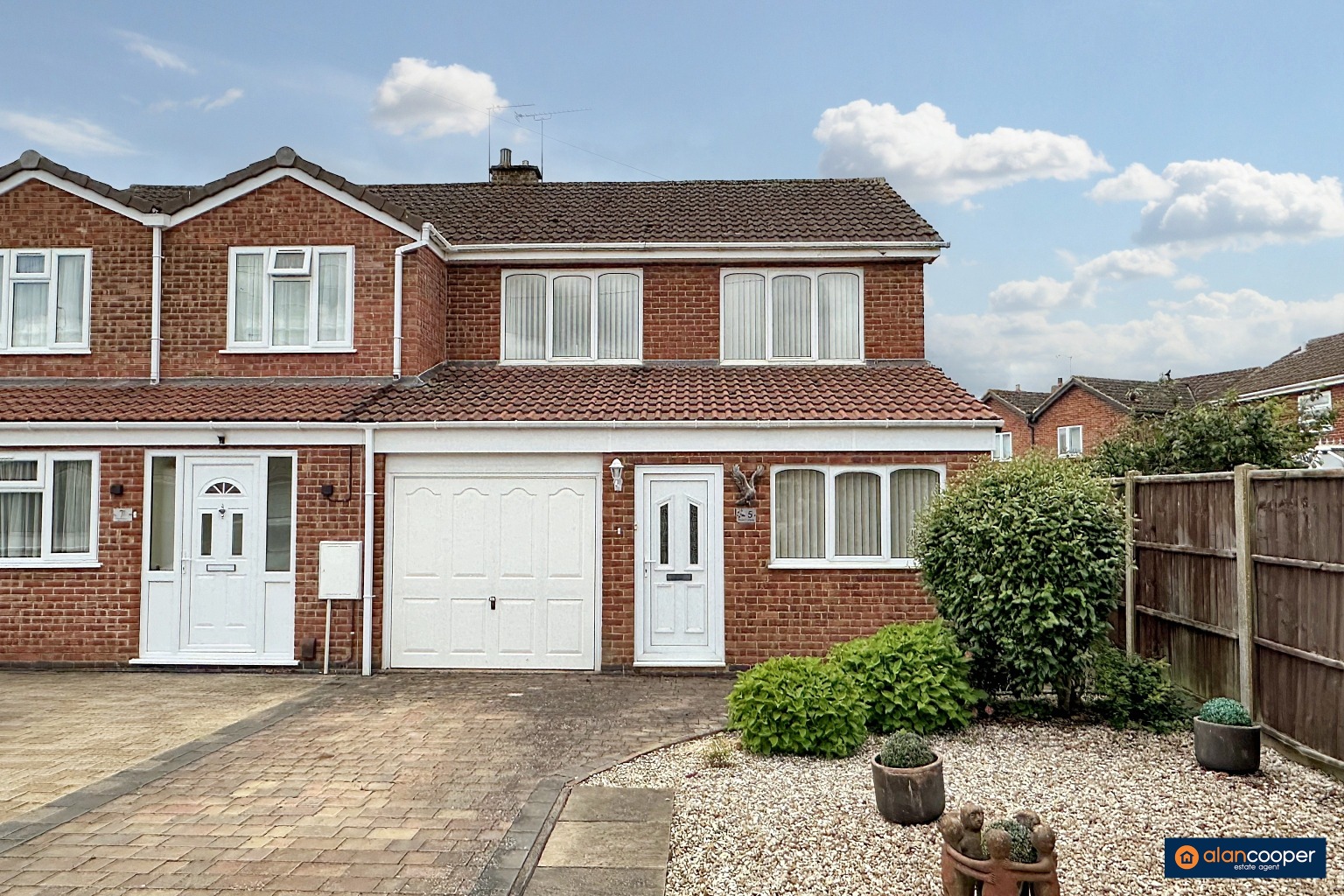Pallett Drive, St Nicolas Park, Nuneaton, CV11 6EG