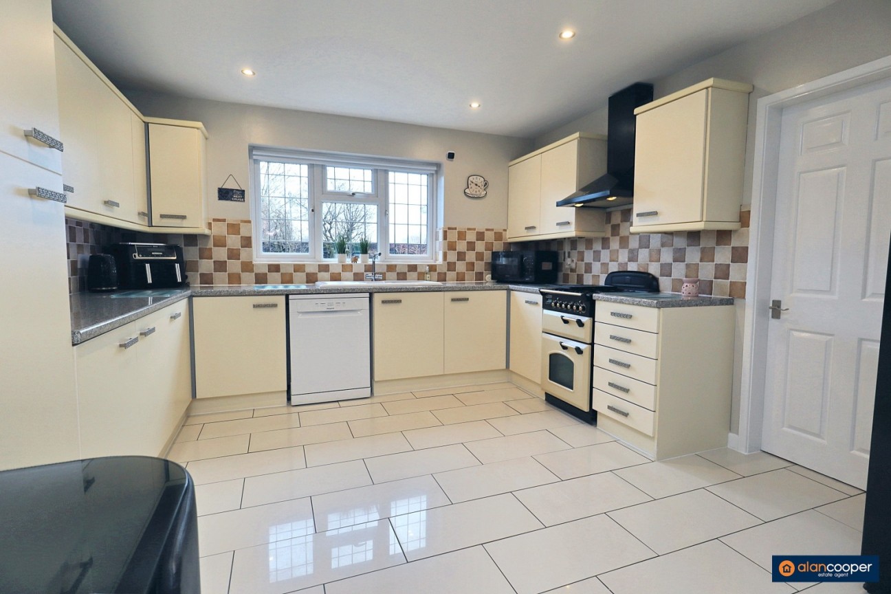 Axminster Close, Horeston Grange, Nuneaton, CV11 6YP