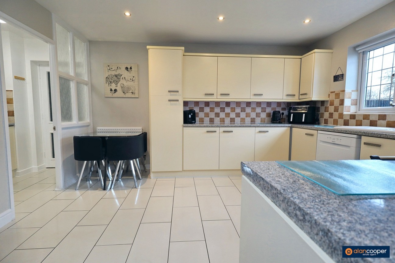 Axminster Close, Horeston Grange, Nuneaton, CV11 6YP
