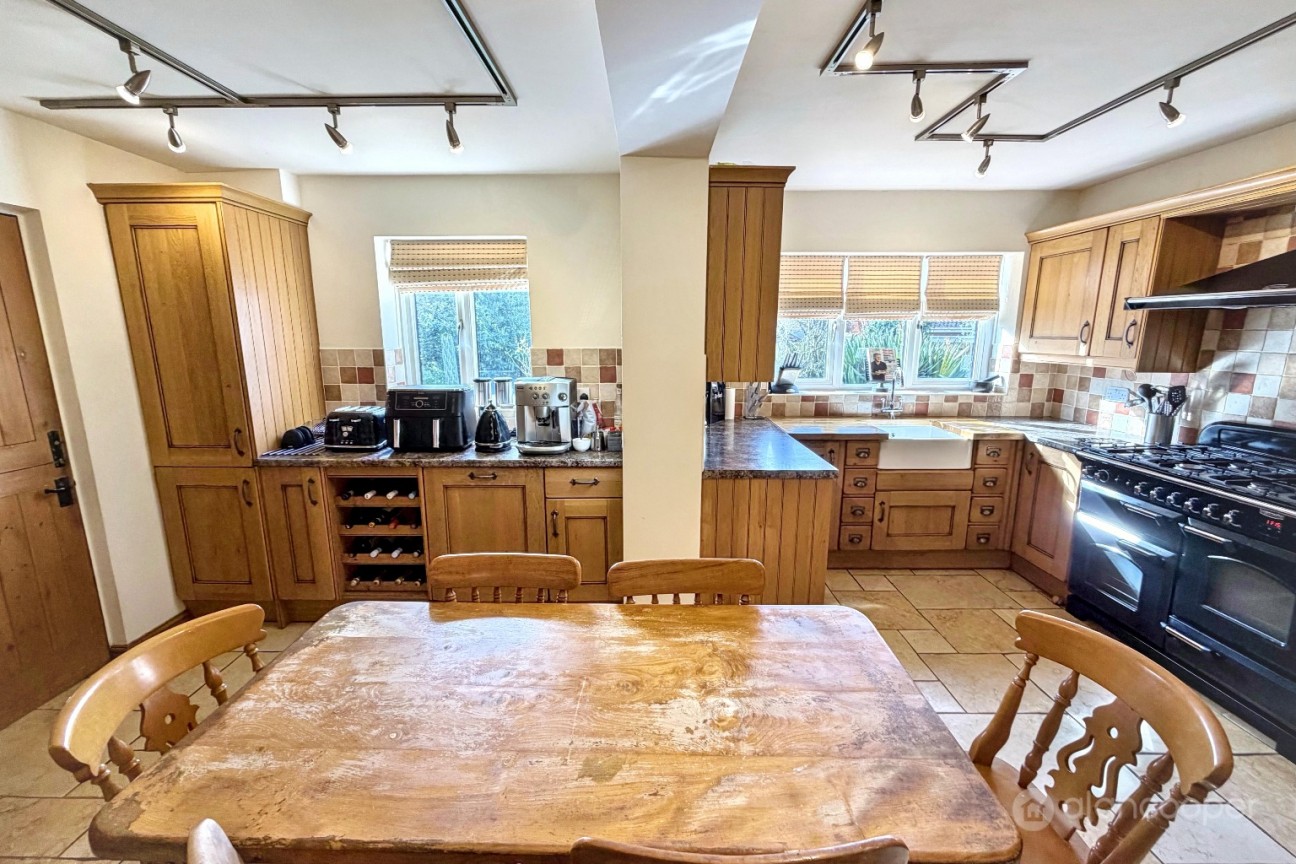 Chichester Close, St Nicolas Park, Nuneaton, CV11 6FZ