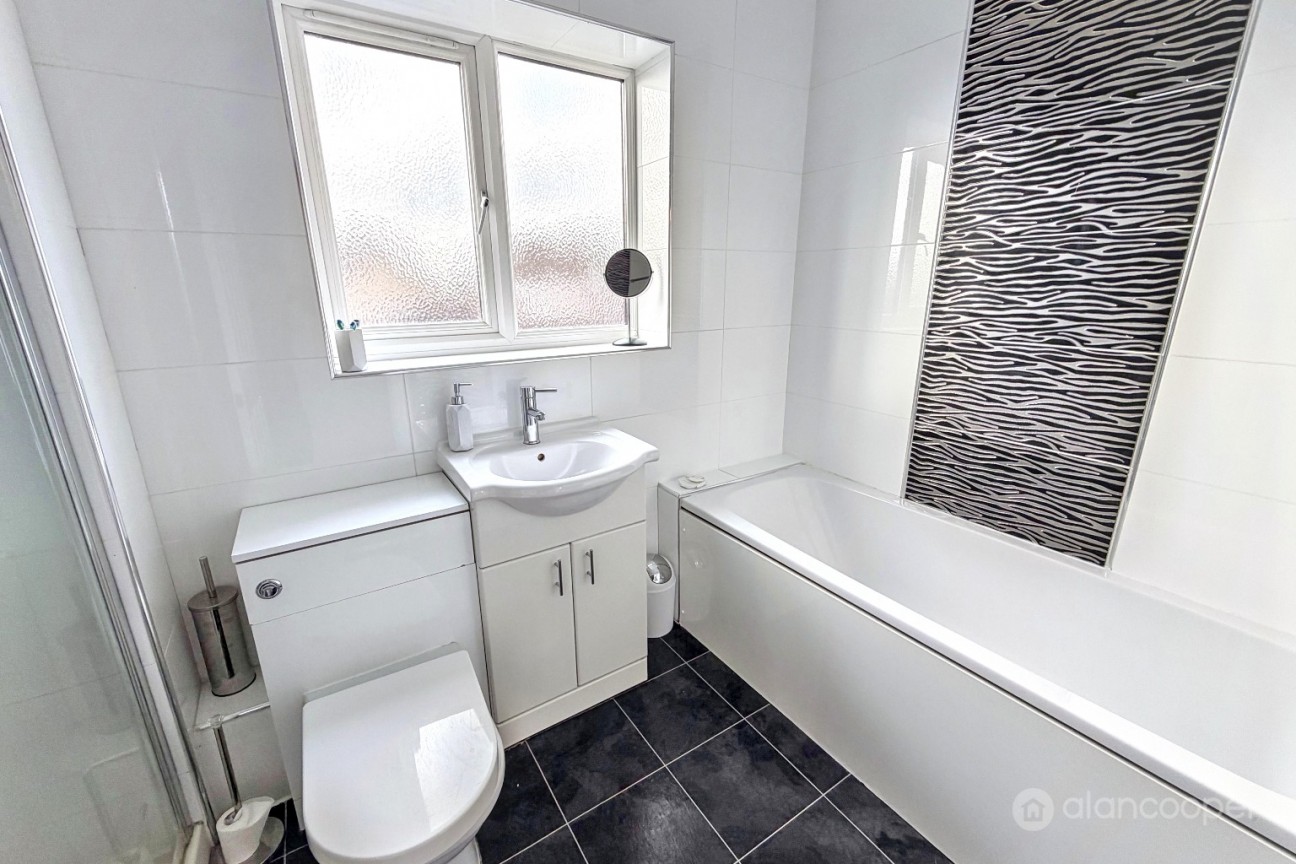 Chichester Close, St Nicolas Park, Nuneaton, CV11 6FZ