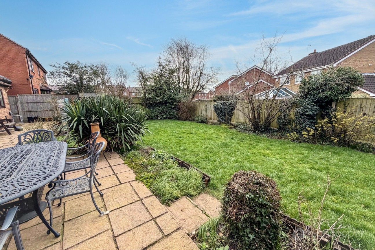 Chichester Close, St Nicolas Park, Nuneaton, CV11 6FZ