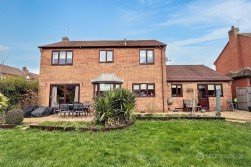 Chichester Close, St Nicolas Park, Nuneaton, CV11 6FZ