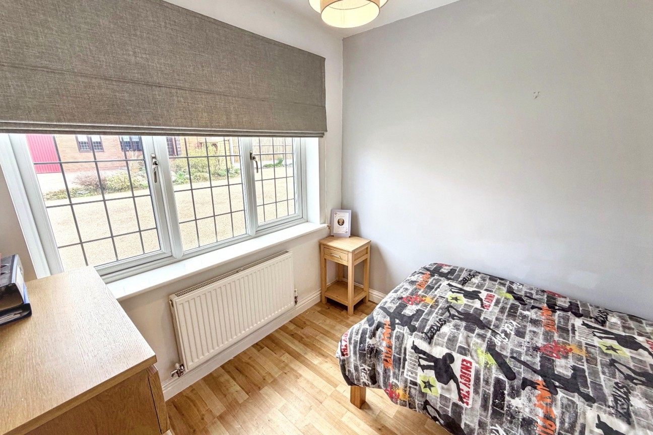 Chichester Close, St Nicolas Park, Nuneaton, CV11 6FZ