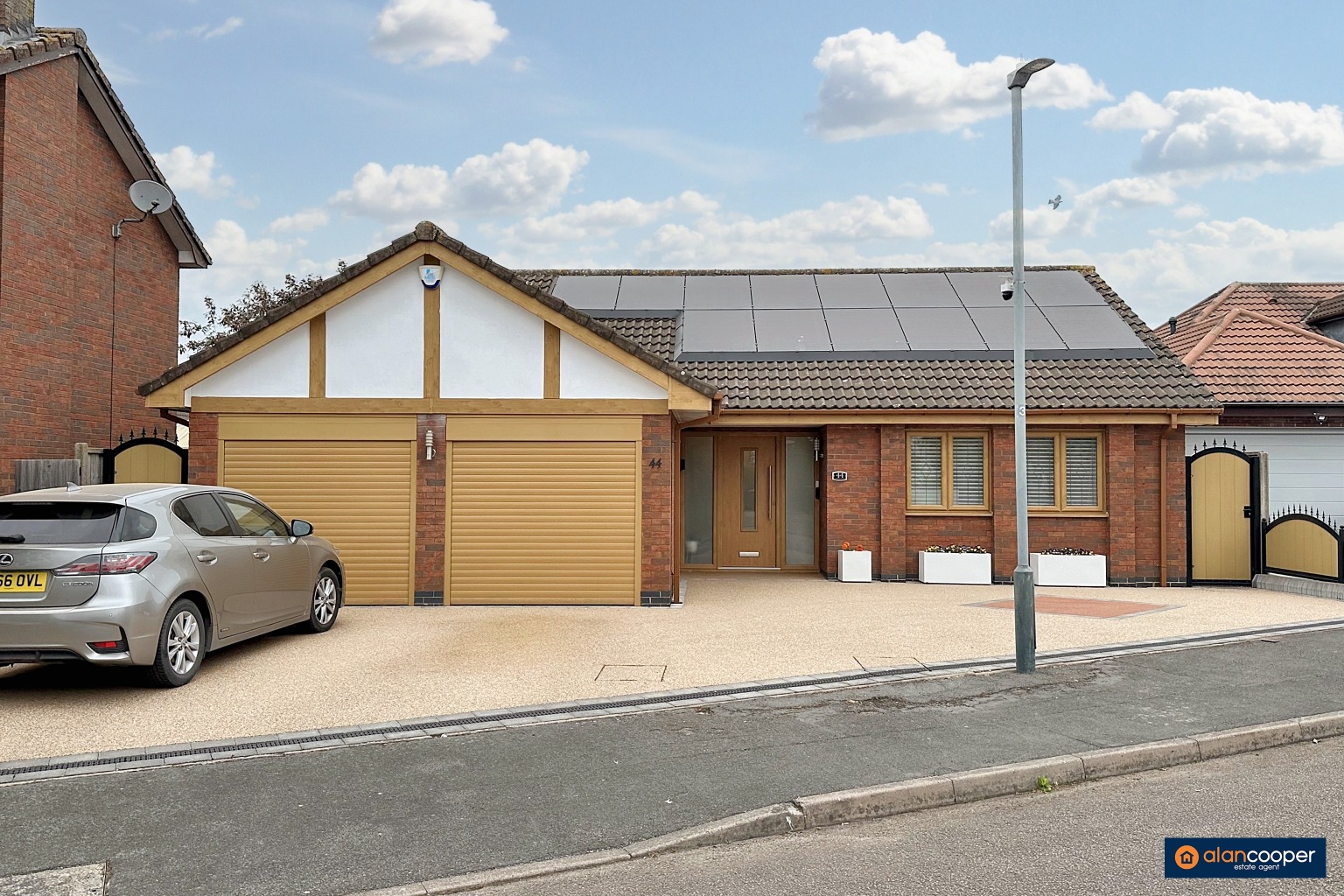 Norwich Close, St Nicolas Park, Nuneaton, CV11 6GF